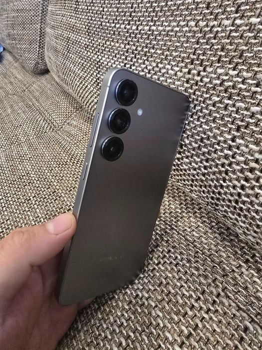 Продавам Samsung S25 +