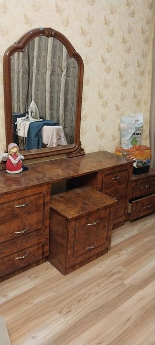 Продам Зеркало с полками