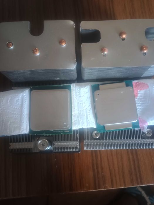 Intel xeon E5-2609 и E5-2650V3 процесори