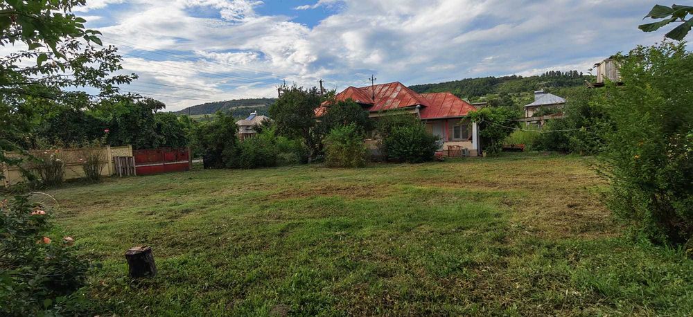 Teren intravilan cu casa bătrânească