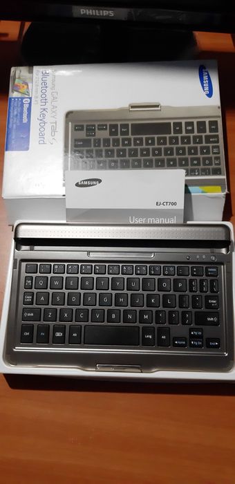 Vand/schimb Samsung Keyboard  bluetooth si Book cover sigilate Tab8,4"