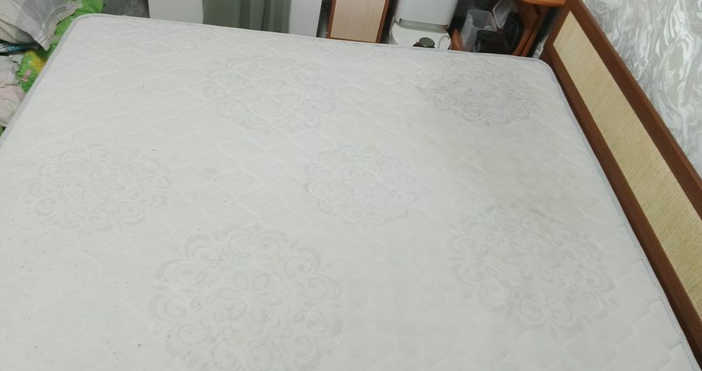 Продам 2х спальную кровать с матрасом