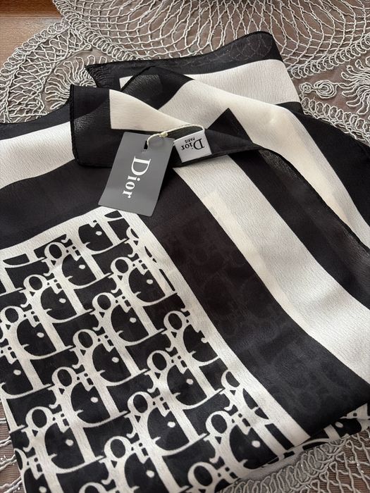 Esarfa superba, Dior