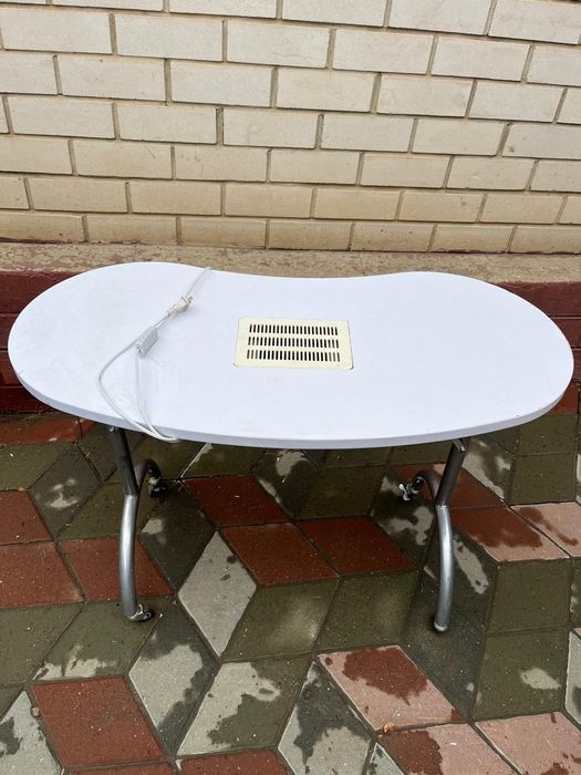 Маникюрный стол в идеальном состоянии