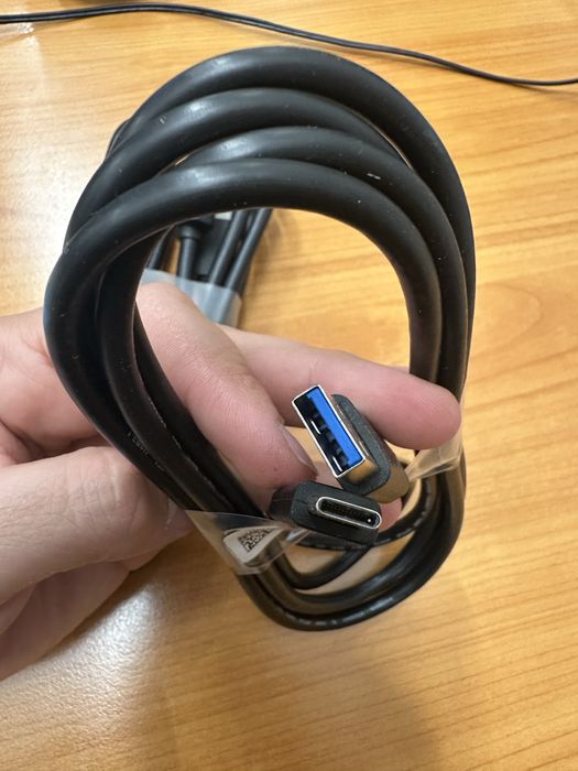 2 броя кабели за компютър и монитор – DisplayPort и USB-C