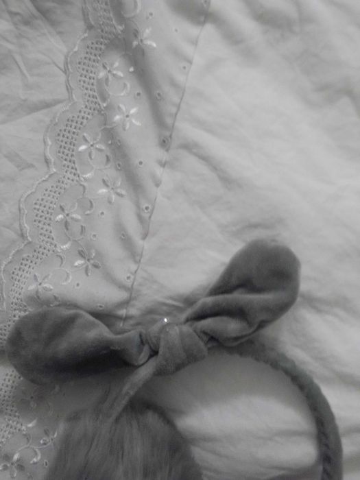 Меки, перлени, регулируеми ушанки с блестящо камъче и панделка