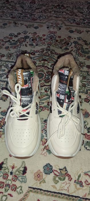 Продам кроссовки
