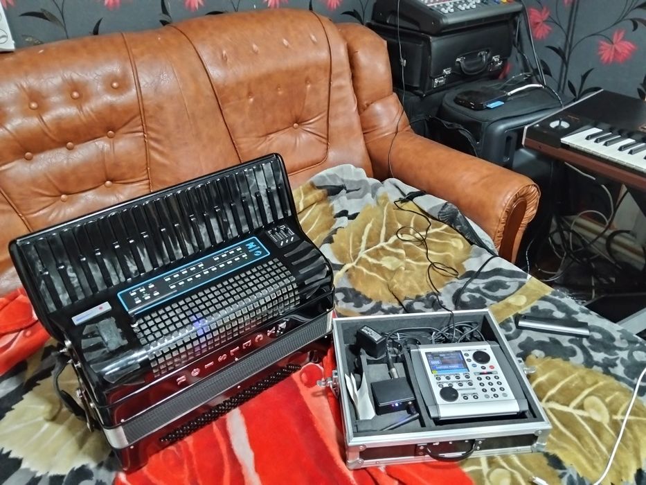 Vând acordeon Excelsior  cu midii și juzii 2.