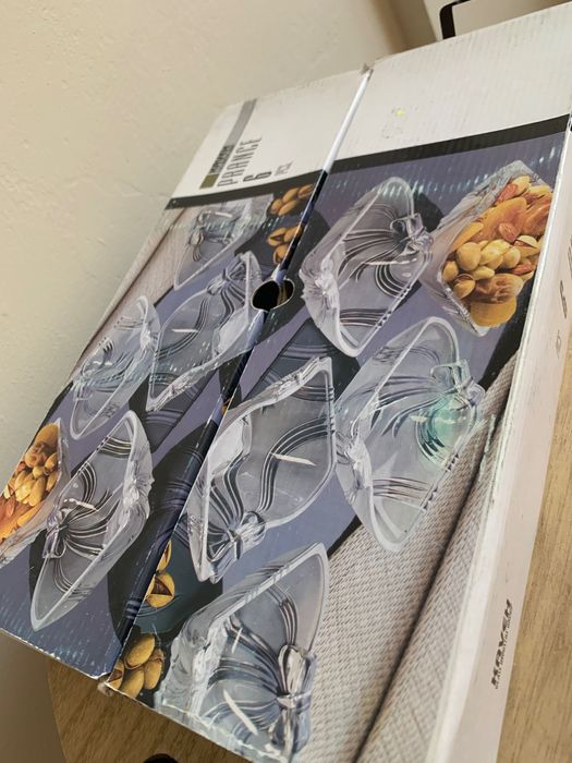 Стъклен комплект 6 бр купички за ядки и 4 бр плата