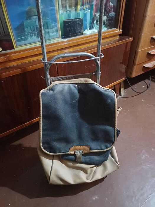 Продается  сумка на колесиках.Очень удобная и крепкая.