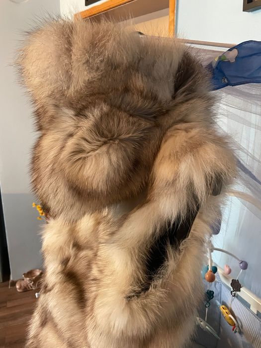 Елек с качулка от сребърна лисица естествен косъм