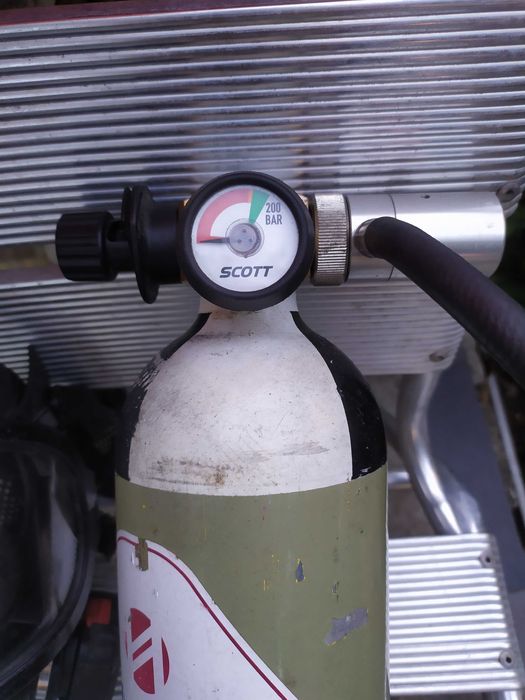 Респиратор , комплекта за евакуация  ,оцеляване със сгъстен въздух .