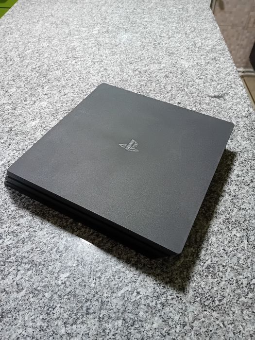 Playstation 4 pro,cu 4 jocuri,folosit de 2 ori,2 manete
