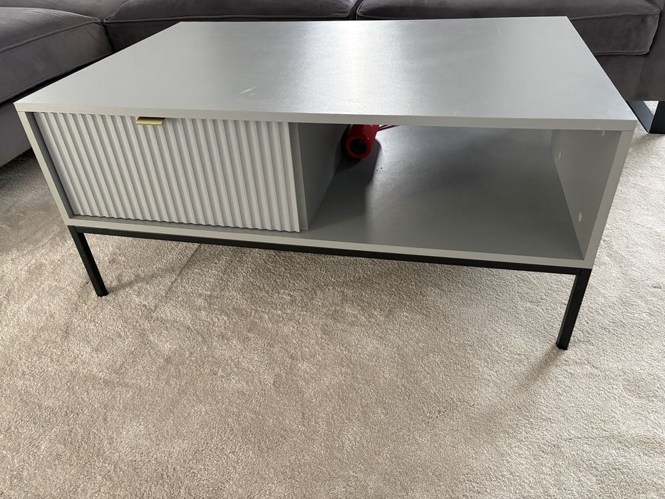 vand masuta de living, design foarte frumos e ca si noua