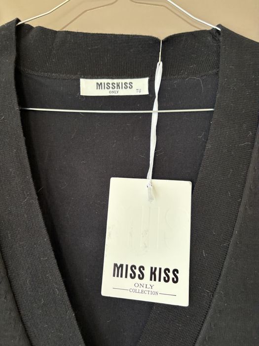 Pulover tricotat cu nasturi bijuterie