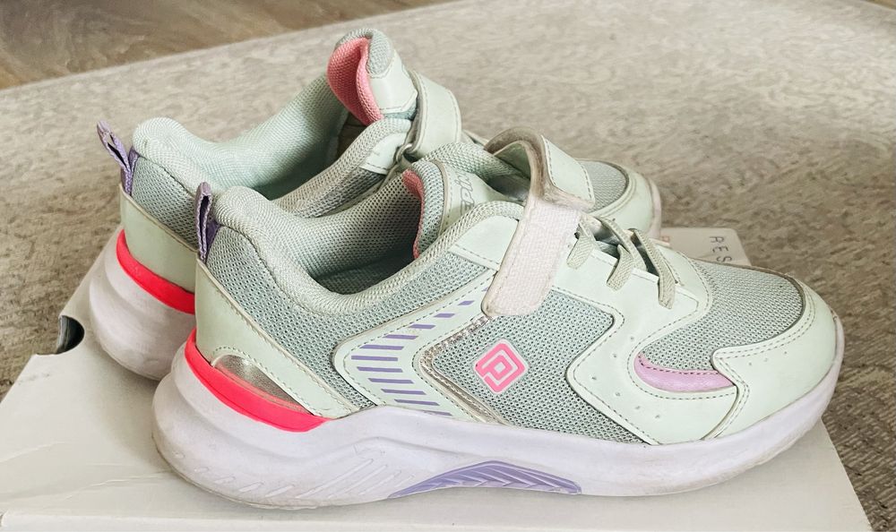 Лёгкие красивые кроссовки на девочку