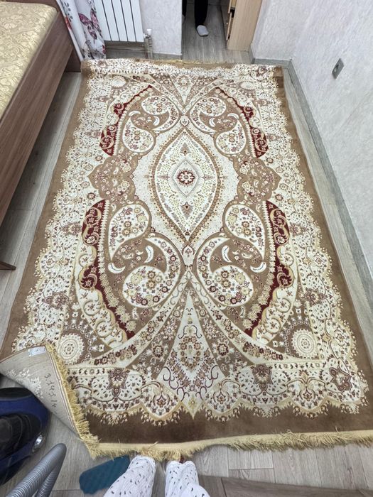 ковер и тумбочка для дома б/у