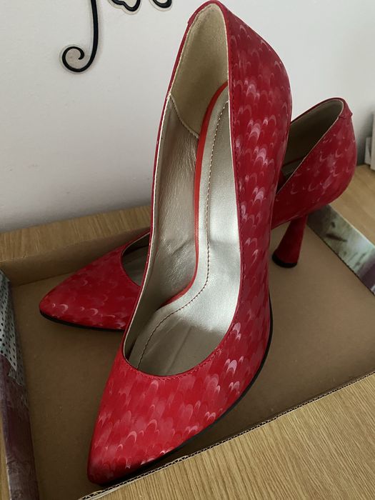 Vand pantofi eleganti!