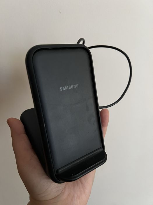 Samsung Galaxy S10+ и станция за безжично зареждане