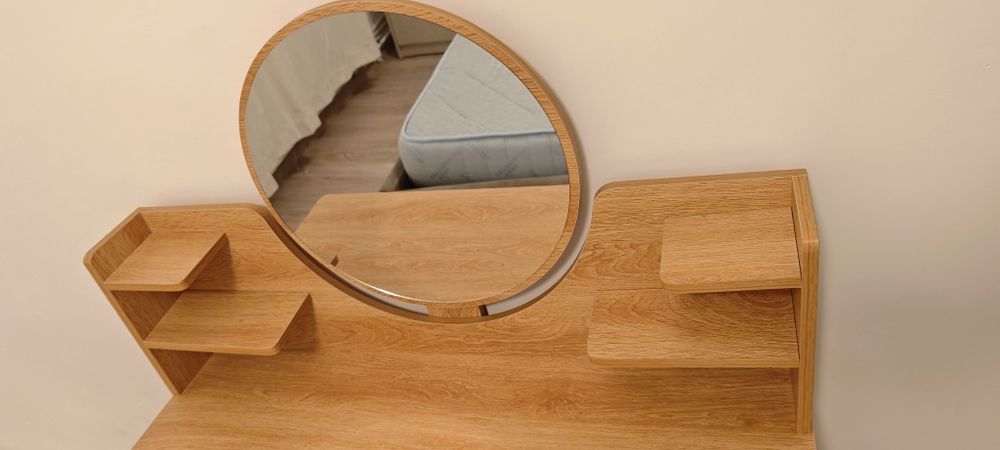 Măsuță machiaj cu oglinda