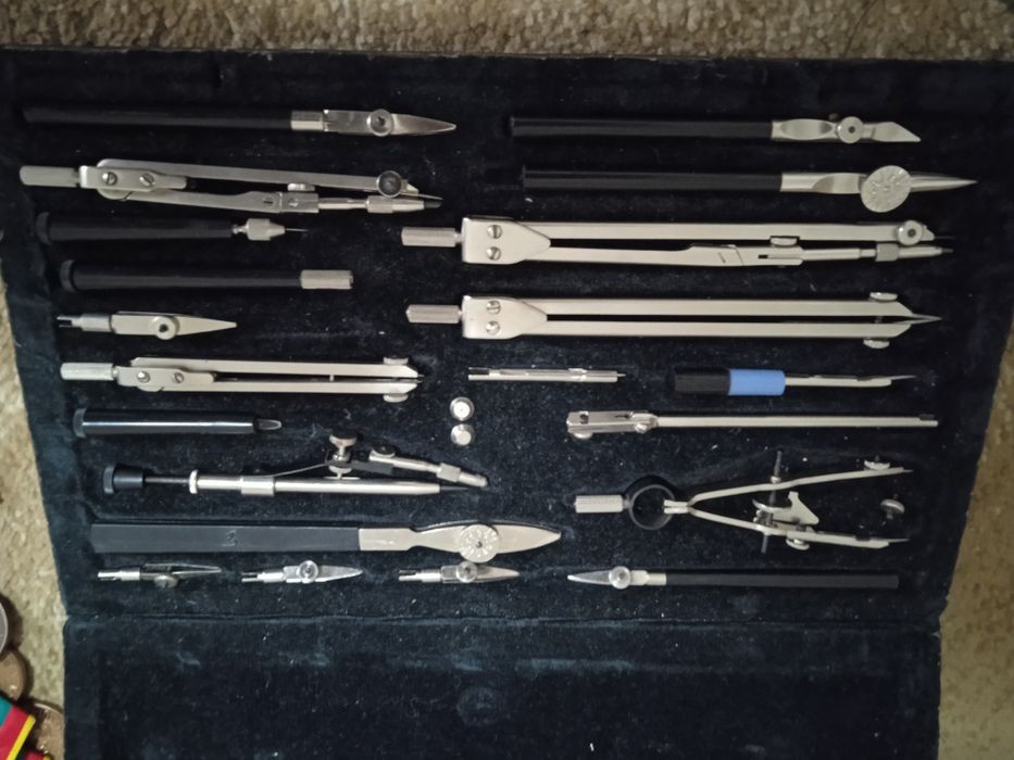 Готовальня ( набор чертёжных инструментов).