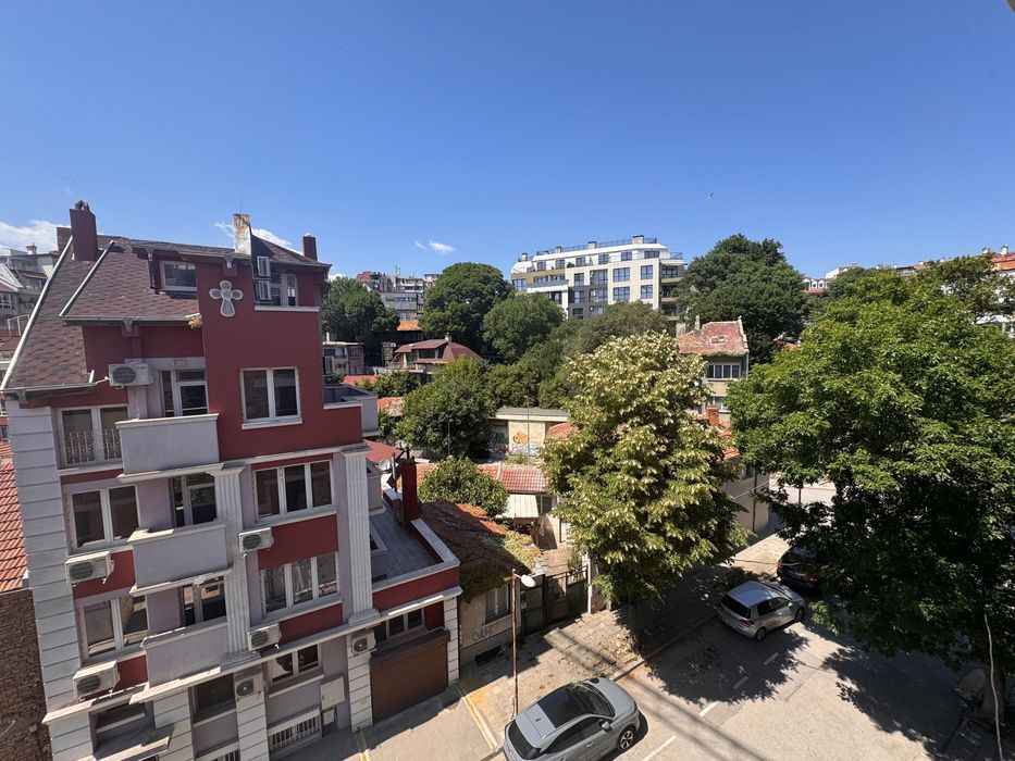 Продавам 3-стаен  апартамент до Ритуална зала