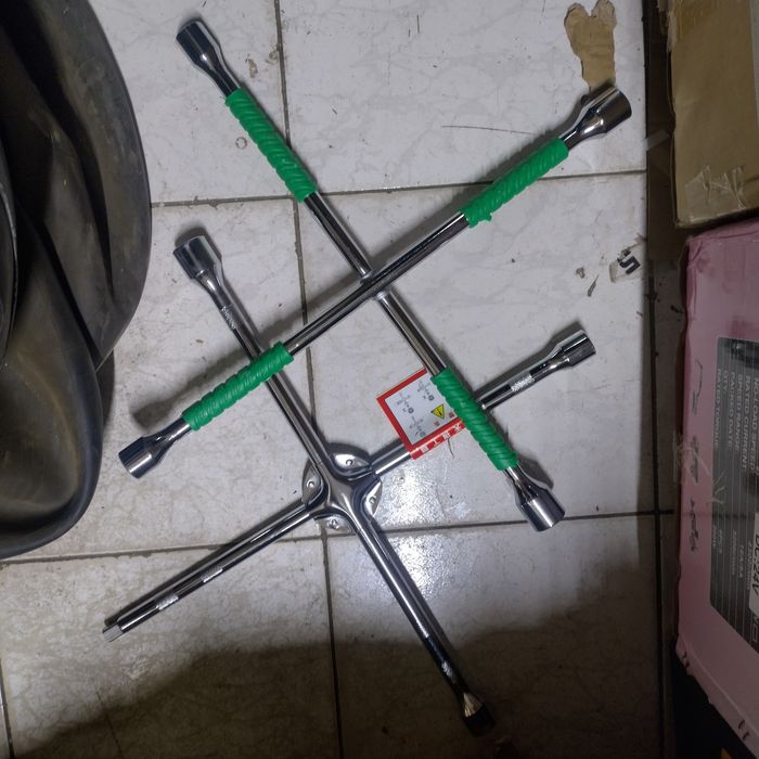 Ключи крестовые для колес