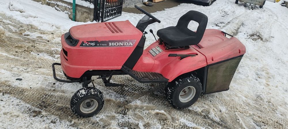 Vând tractoras gazon Honda  stare buna preț 750 euro