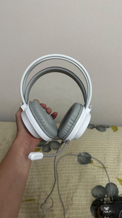 Продам наушники Aula s611