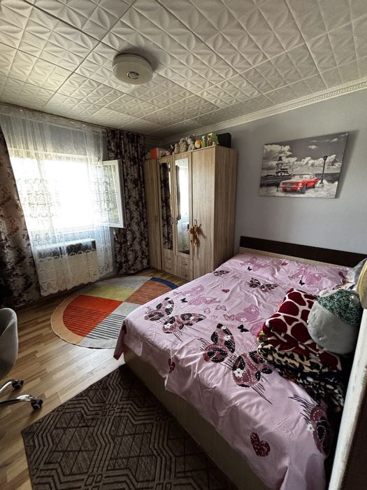 Vând apartament cu 2 camere, complet mobilat și utilat, gata de mutat. Apartamentul este potrivit pentru locuit și se vinde împreună cu mobila.