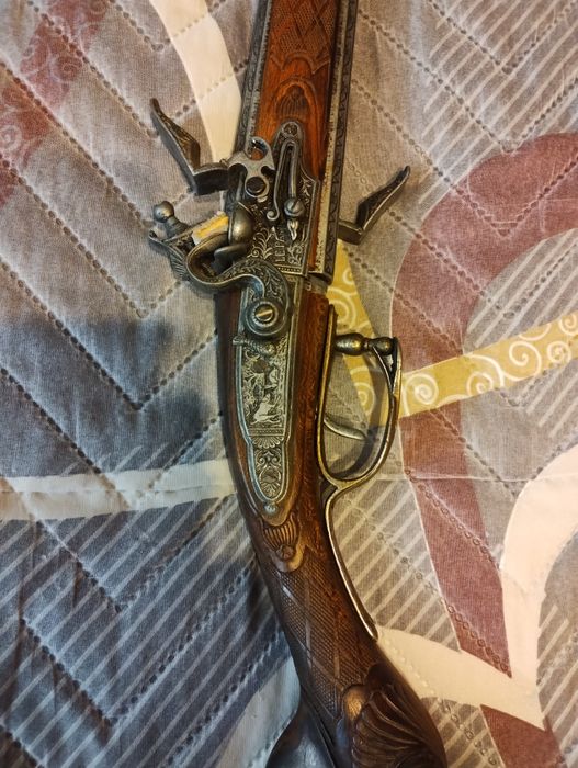 Реплика пистолети Колт и пушка Уинчестър