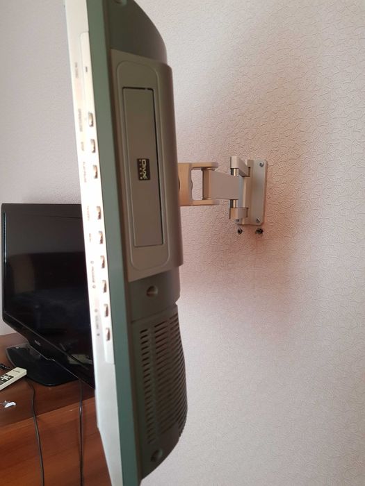 Телевизор с кронштейном.