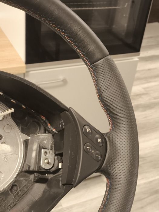 Volan M de BMW e39 custom, cusătură în 3 culori (e46, e38, e36, X5, X3