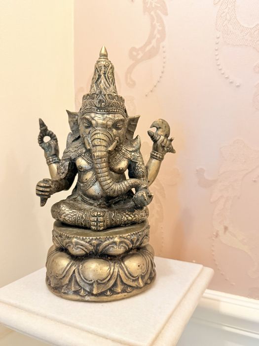 Rar !! Statuie reprezentandu-l pe zeul Ganesha !