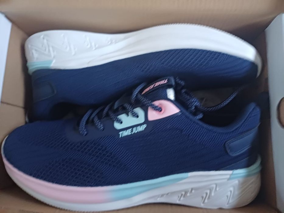 Продам кроссовку