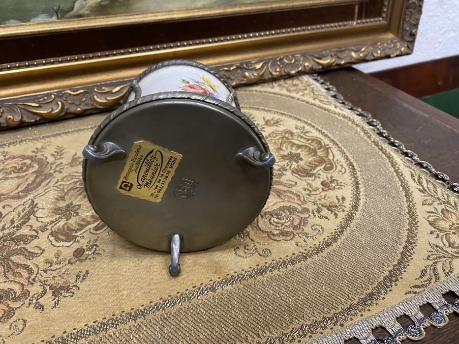 Френски порцеланов съд за подправки Франция  с калаени орнаменти и кап