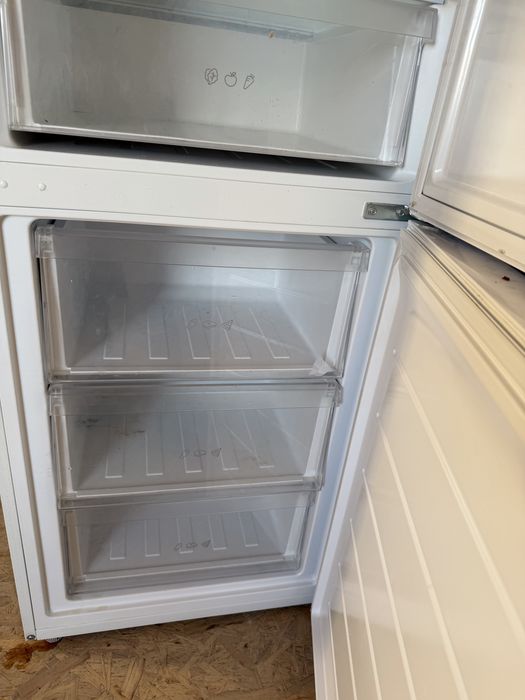 Прлдам большой холодильник