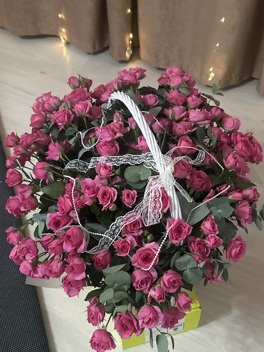 Цветы в корзине кустовые розы