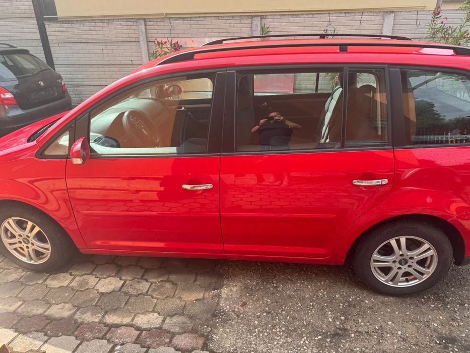 Vând Volkswagen Touran rosu