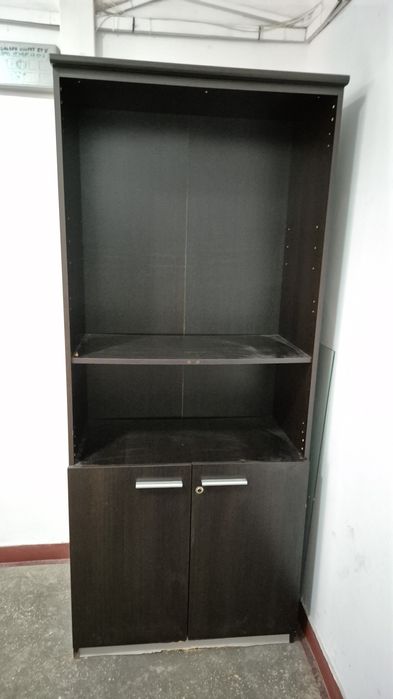 Dulap maro închis depozitare cu rafturi și uși
