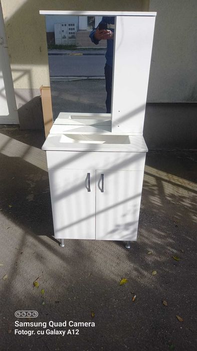 Mobilier baie, lavoar cu suport (dulapior), si oglinda cu spatiu de depozitare, nefolosit