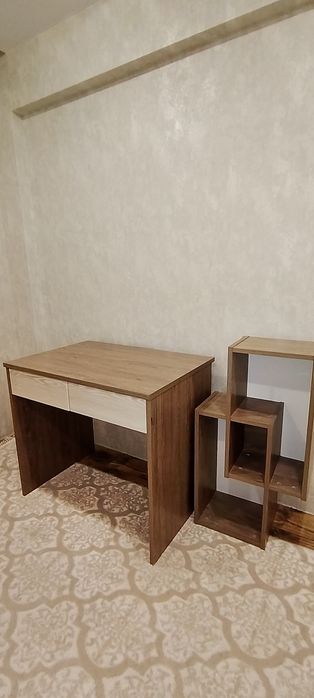 Письменный стол с полкой