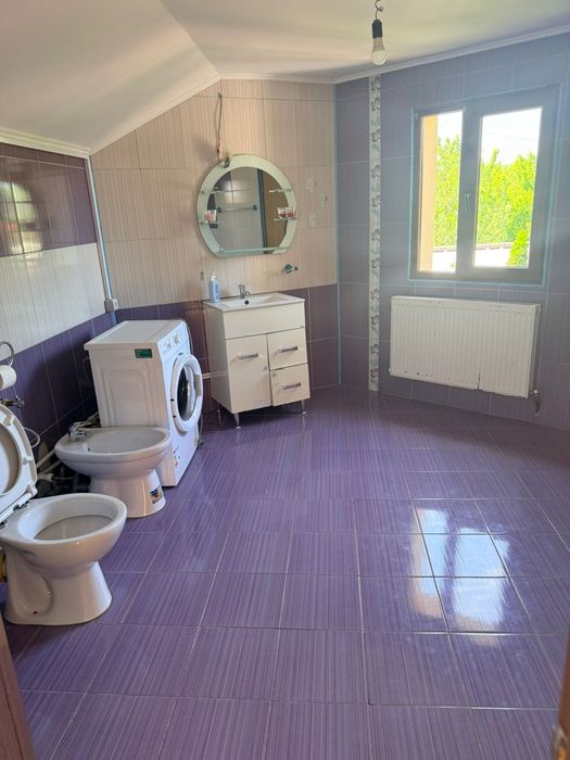Inchiriez apartamnt intr o vila
