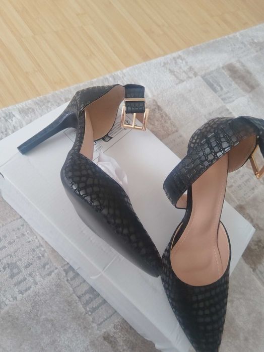 Черни дамски нови обувки на ток.