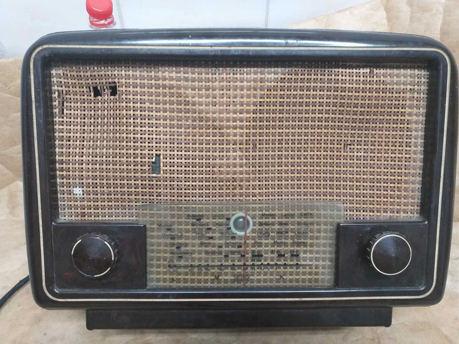 Aparate de radio cu tuburi electronice, de bachelita