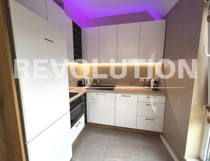 Дава се под наем Тристаен апартамент в Варна, Център - 73 кв.м за 648.21 € - Снимка #2