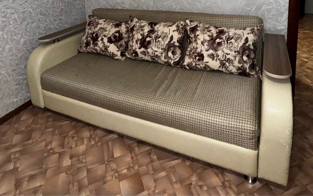 Диван примерно 180-200