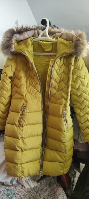 Разкошно топло яке в цвят горчица с качулка и  яка от лисица