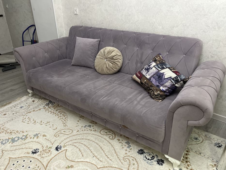 Диван с 5 подушками