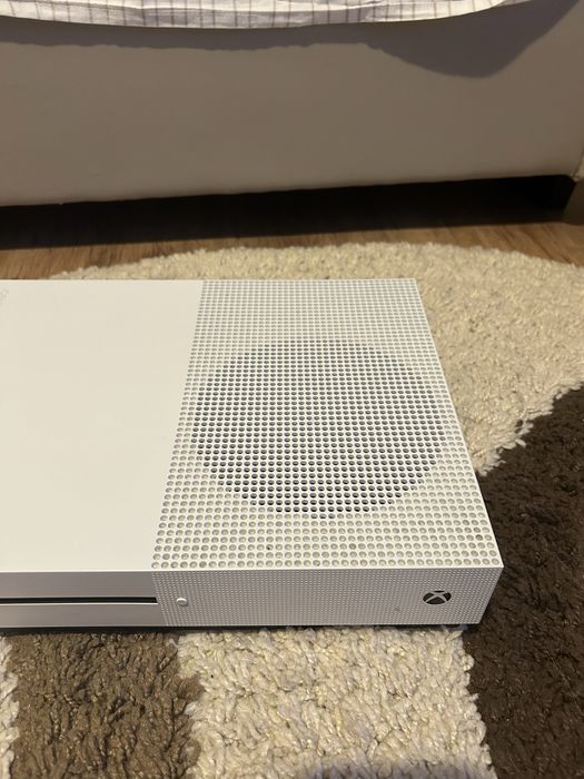 Consola Xbox One S + 3 jocuri pe disc